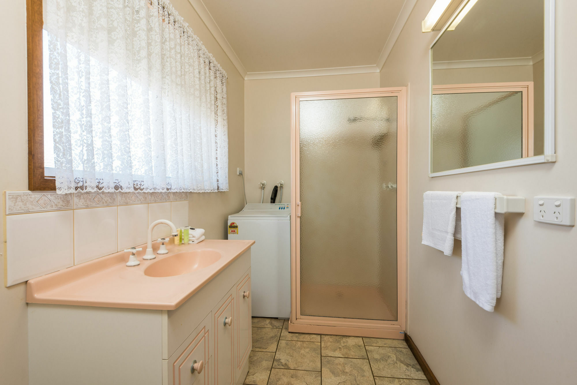 לייקס אינטרנס Lakes Jakaranda Holiday Units מראה חיצוני תמונה